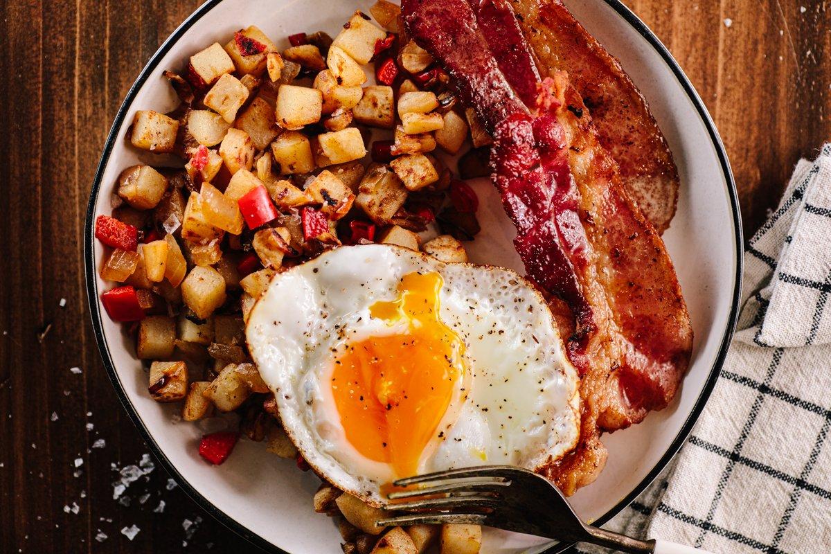 flat-top-fried-eggs-and-bacon-hash-browns-recipe-traeger